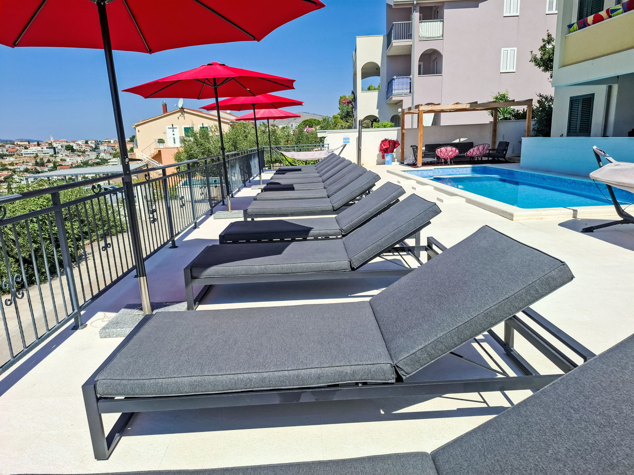 Beheiztes Schwimmbad, schattige Terrasse mit Meerblick