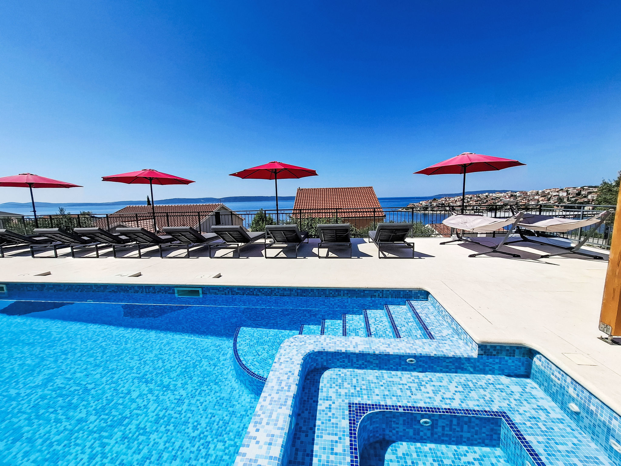 Beheiztes Schwimmbad, schattige Terrasse mit Meerblick