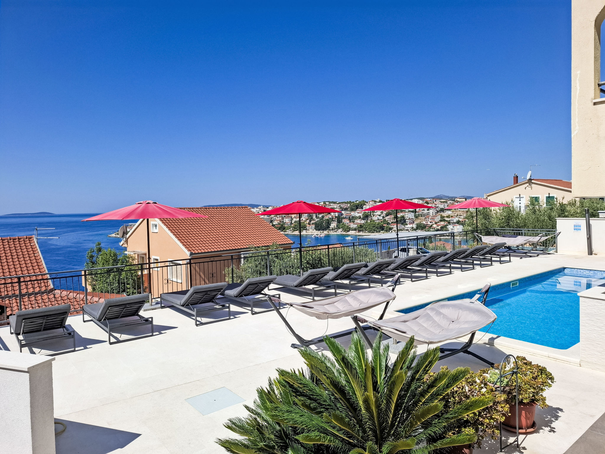 Beheiztes Schwimmbad, schattige Terrasse mit Meerblick - Buiten