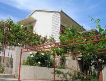 Knus appartement met balkon en zeezicht nabij Trogir - thumbnail 1