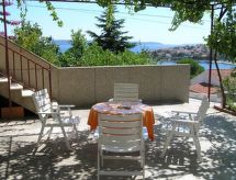 Knus appartement met balkon en zeezicht nabij Trogir - thumbnail 2