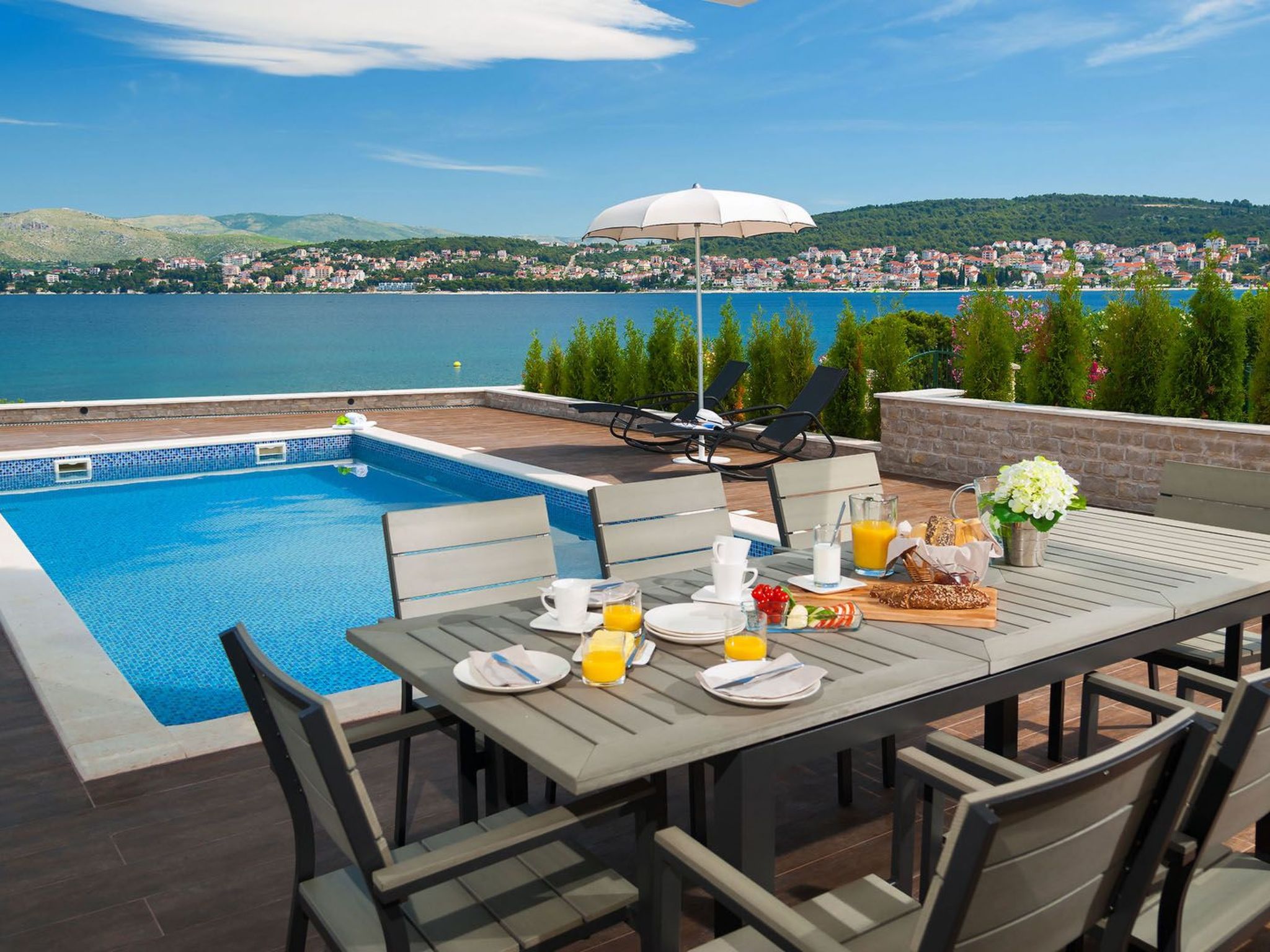 Luxuriöse Villa Rose am Strand mit Pool