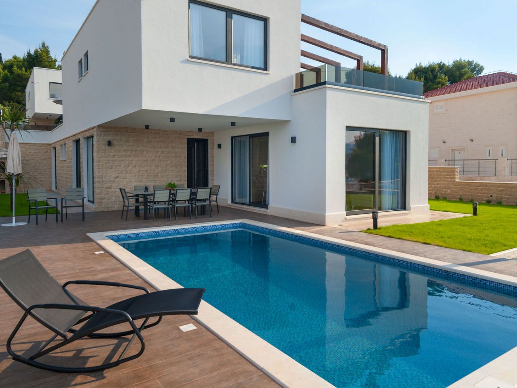 Luxuriöse Villa Rose am Strand mit Pool