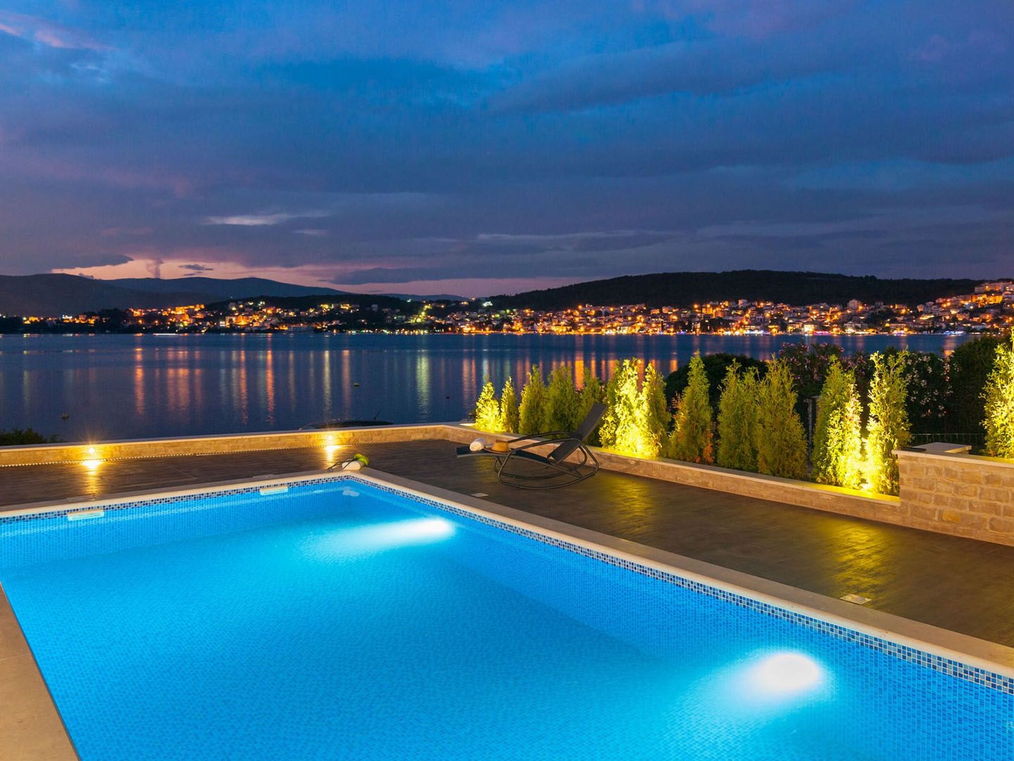 Luxuriöse Villa Rose am Strand mit Pool