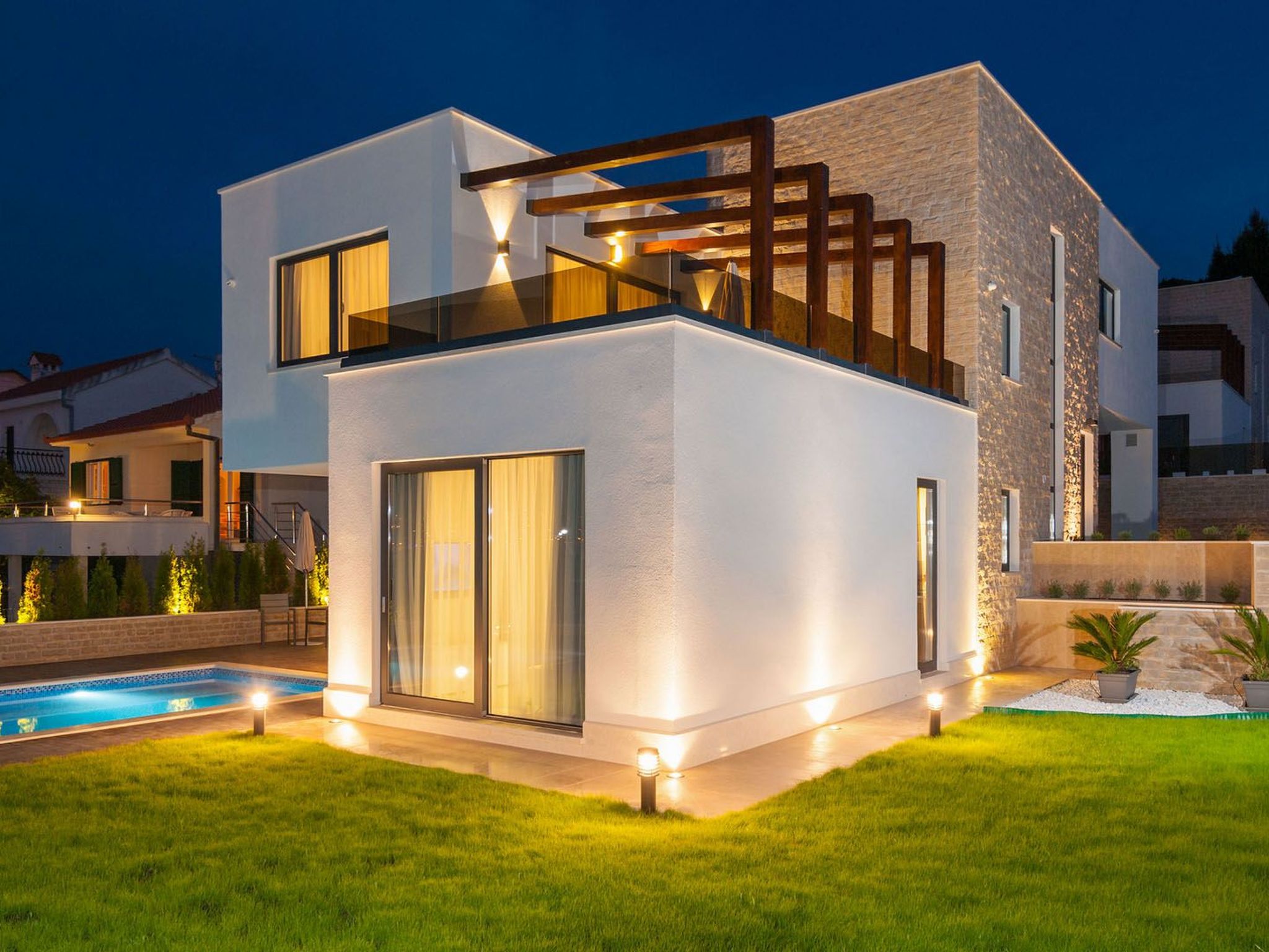 Luxuriöse Villa Rose am Strand mit Pool