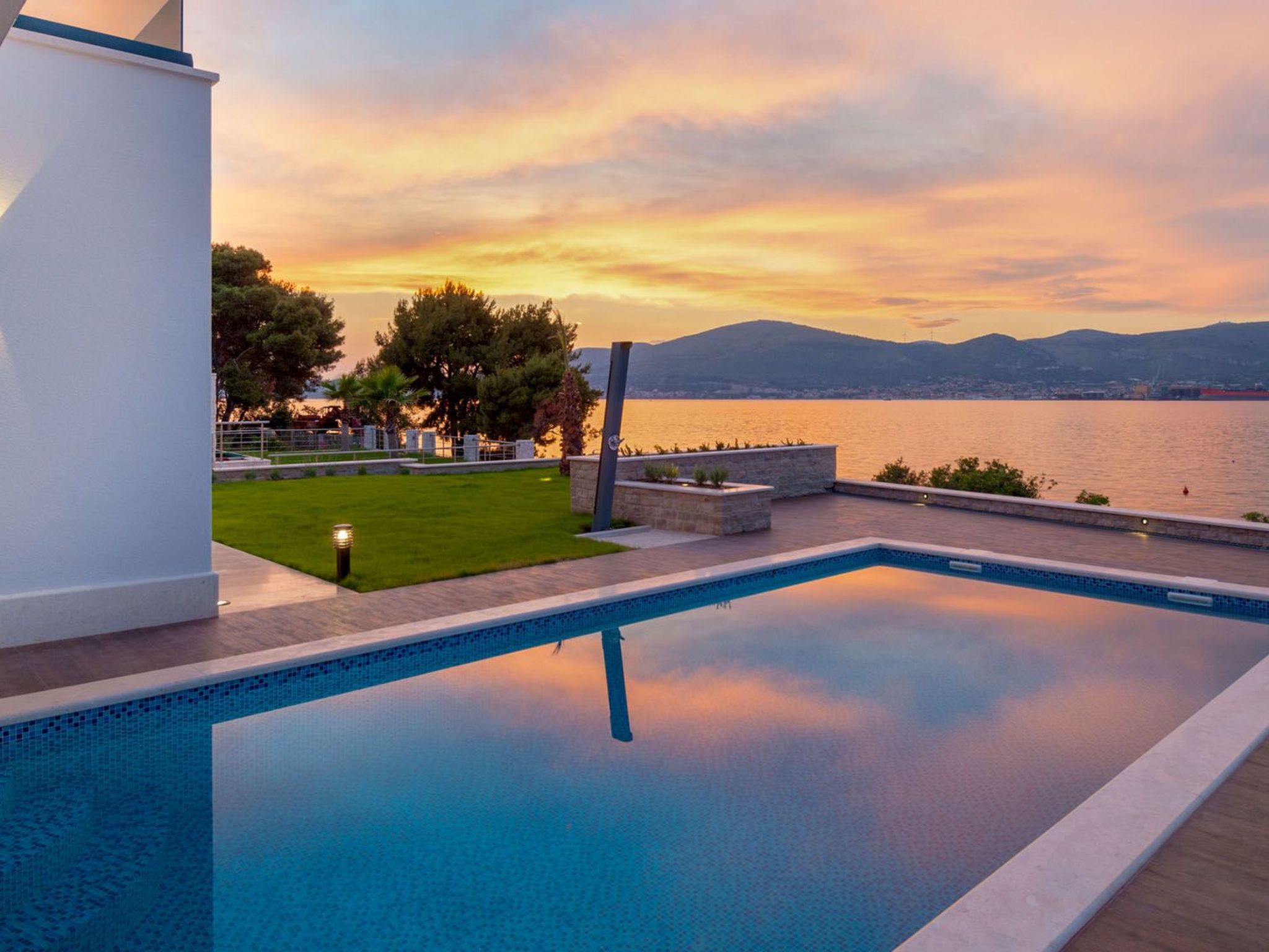 Luxuriöse Villa Rose am Strand mit Pool-Draußen