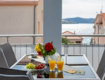 Wohnung in Okrug Gornji mit Grill und Garten