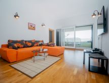Ruim appartement met zeezicht en balkon op 500 meter van de zee in Okrug Gornji - thumbnail 1