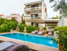 Villa Nia: Jouw luxe privévilla met verwarmd zwembad vlakbij zee in Trogir - thumbnail 2