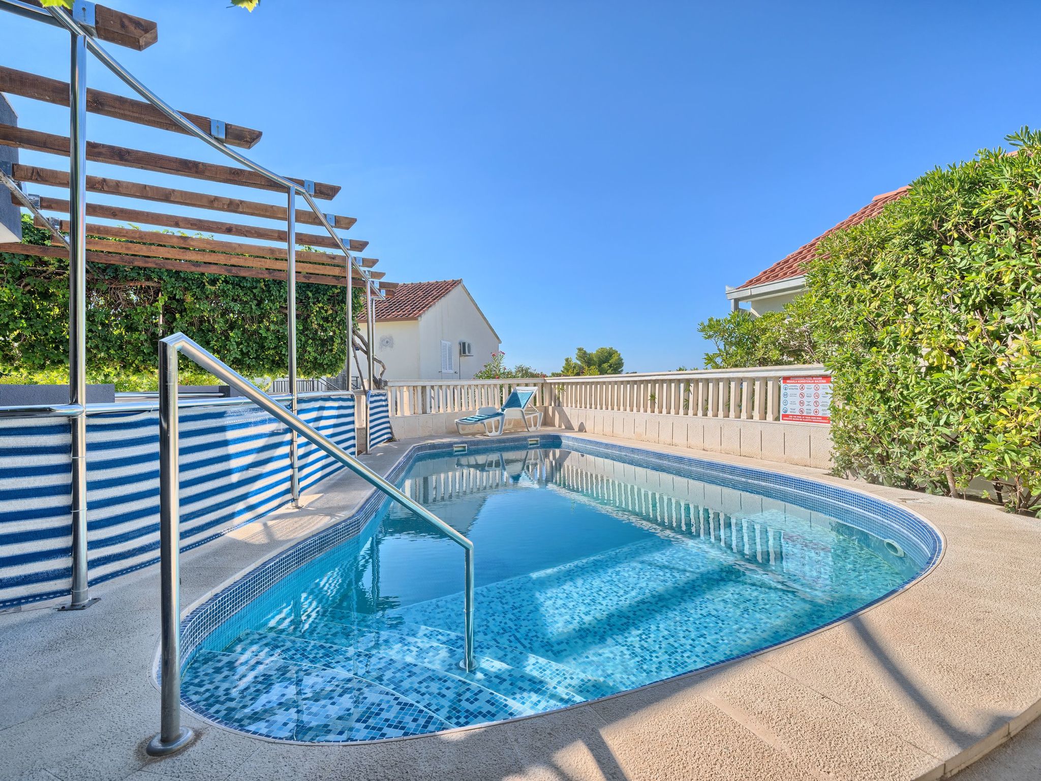 In Okrug Gornji mit Grill, gemeinsamem Pool und Garten und Meerblick