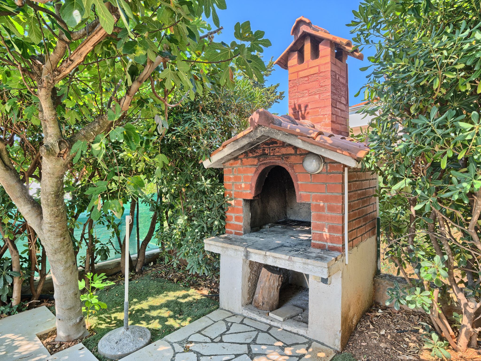 In Okrug Gornji mit Grill, gemeinsamem Pool und Garten und Meerblick-Image-tags.info