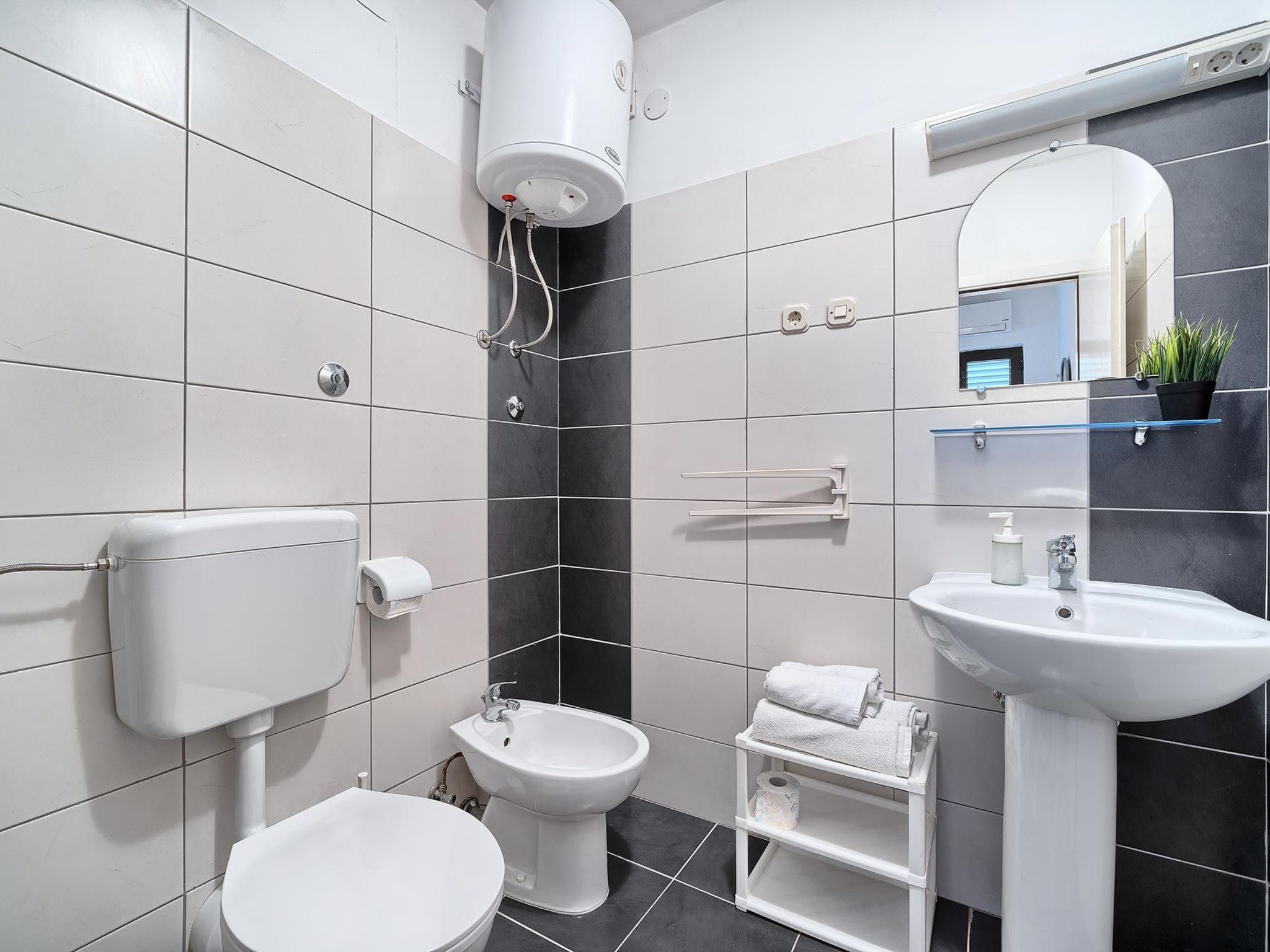 In Okrug Gornji mit Grill, gemeinsamem Pool und Garten und Meerblick-Image-tags.info