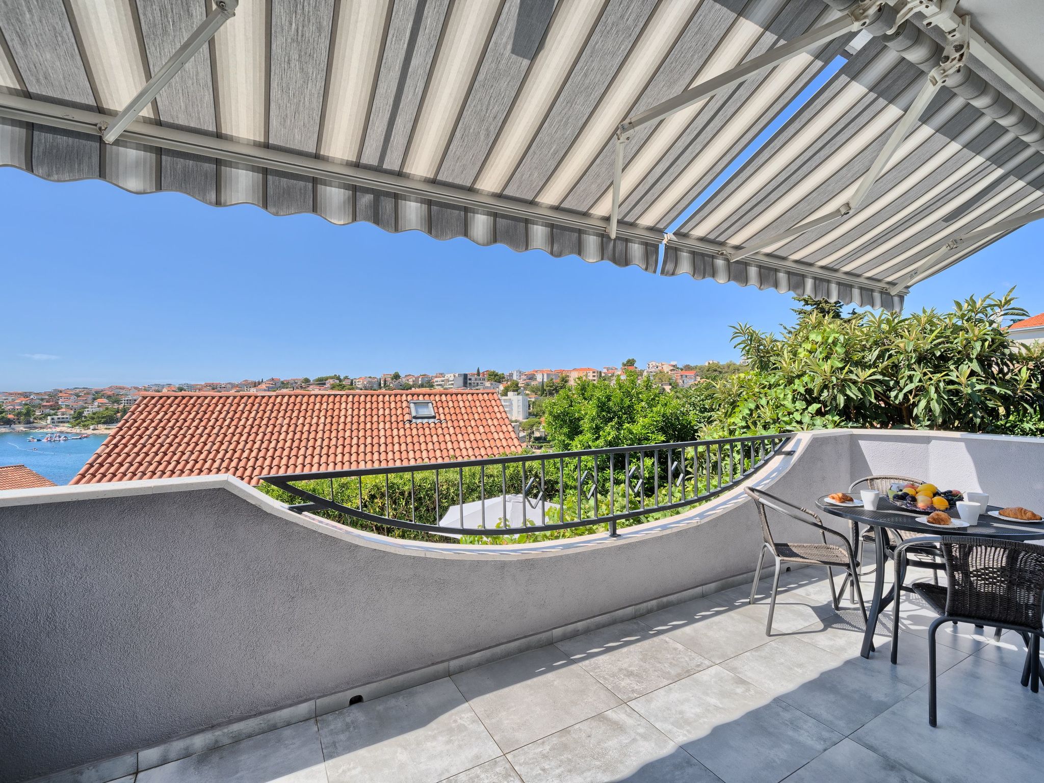 In Okrug Gornji mit Grill, gemeinsamem Pool und Garten und Meerblick-Image-tags.info