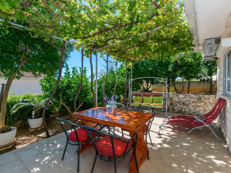 Rustgevend appartement met terras nabij het strand in Trogir in Trogir/Okrug Donji