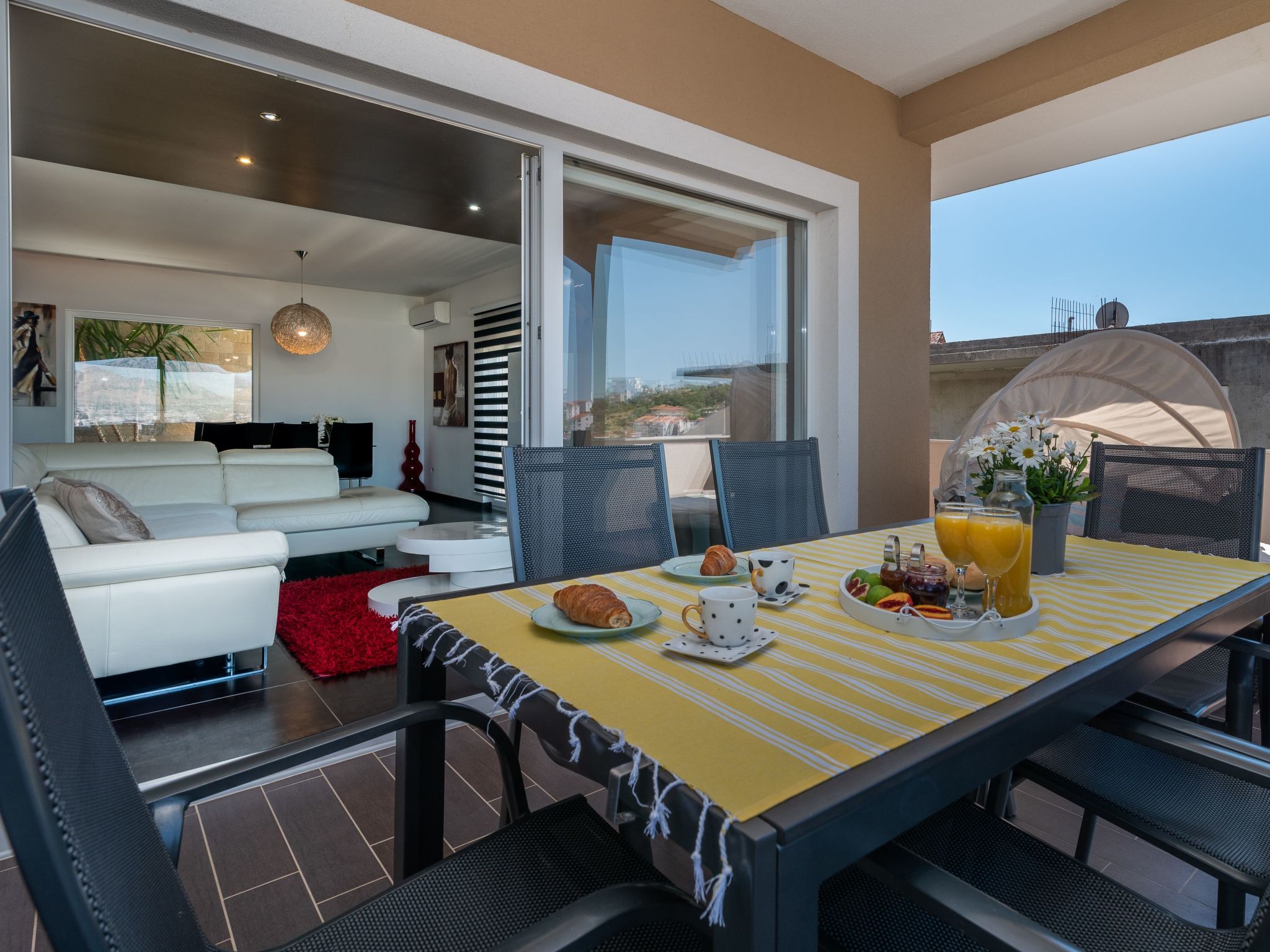 Stijlvol appartement met tuin op 250m van zee in Okrug Donji - foto 36
