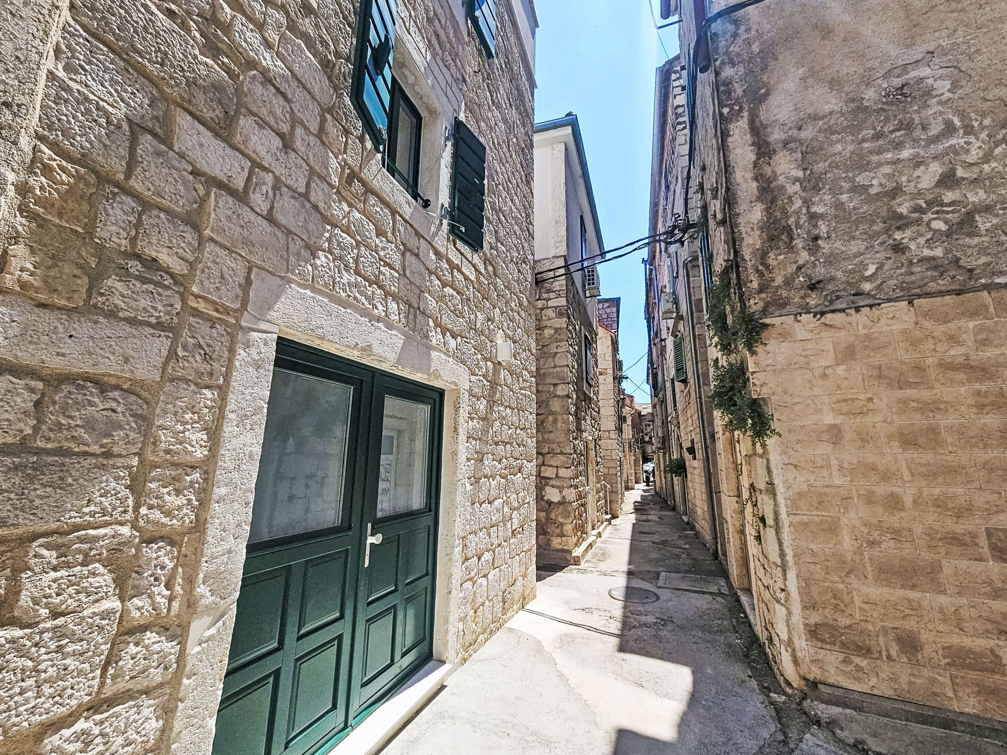 Dalmatica - Outside