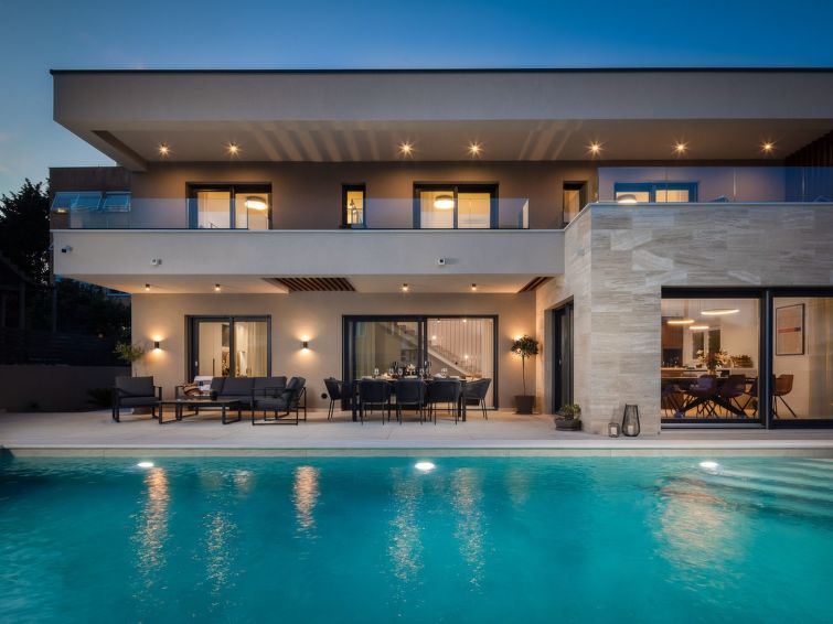 Open haard en verwarmd zwembad in Villa Prima, Kaštel Novi in Kaštel Novi