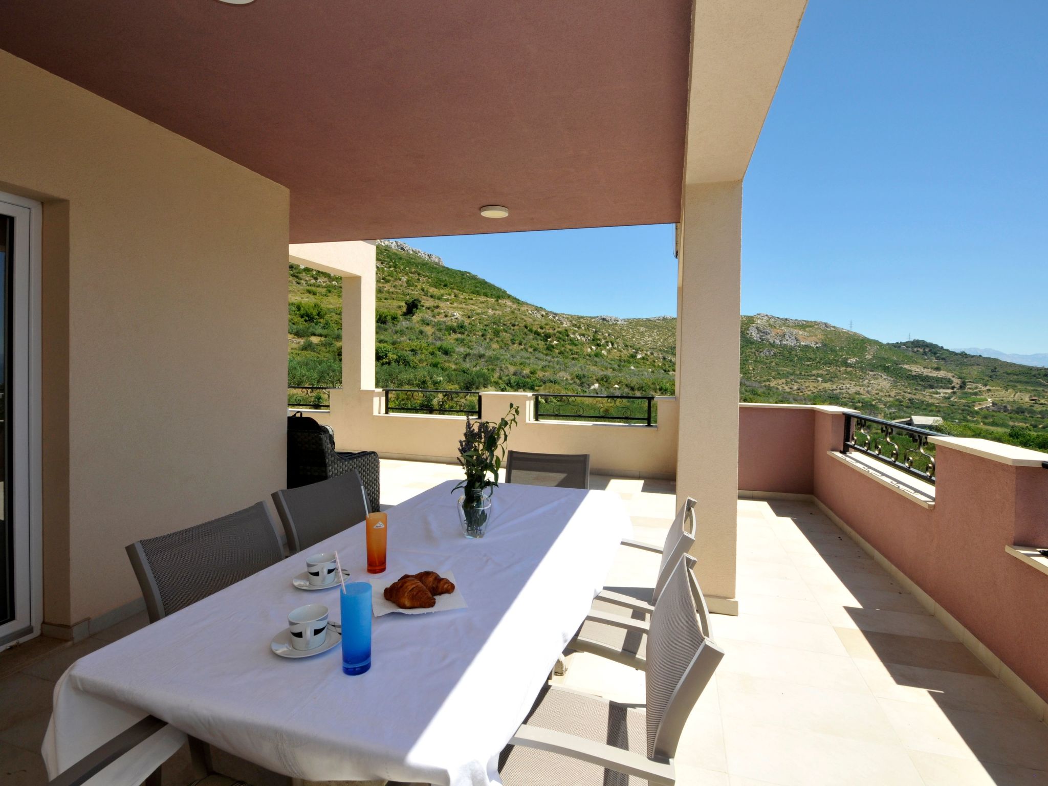 Villa Rimac in Kastel Stafilic mit Garten, Grill-Dedans