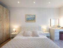 Florami met dakterras – Zon, zee en ruimte op 200 meter van het strand in Kaštel Novi - thumbnail 1