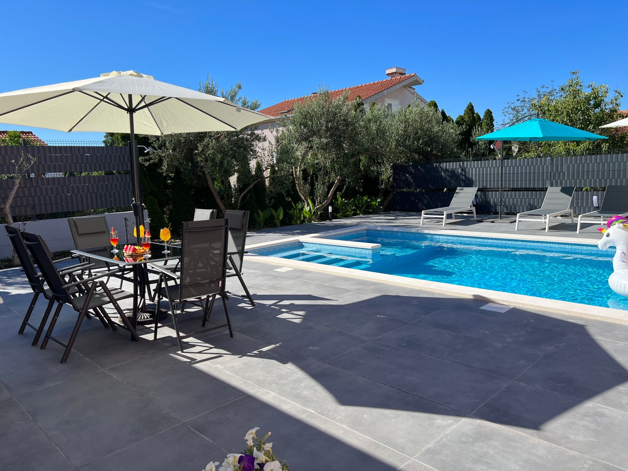 Moderne ap. 2 mit Pool und Grill in der Nähe von Split und Trogir