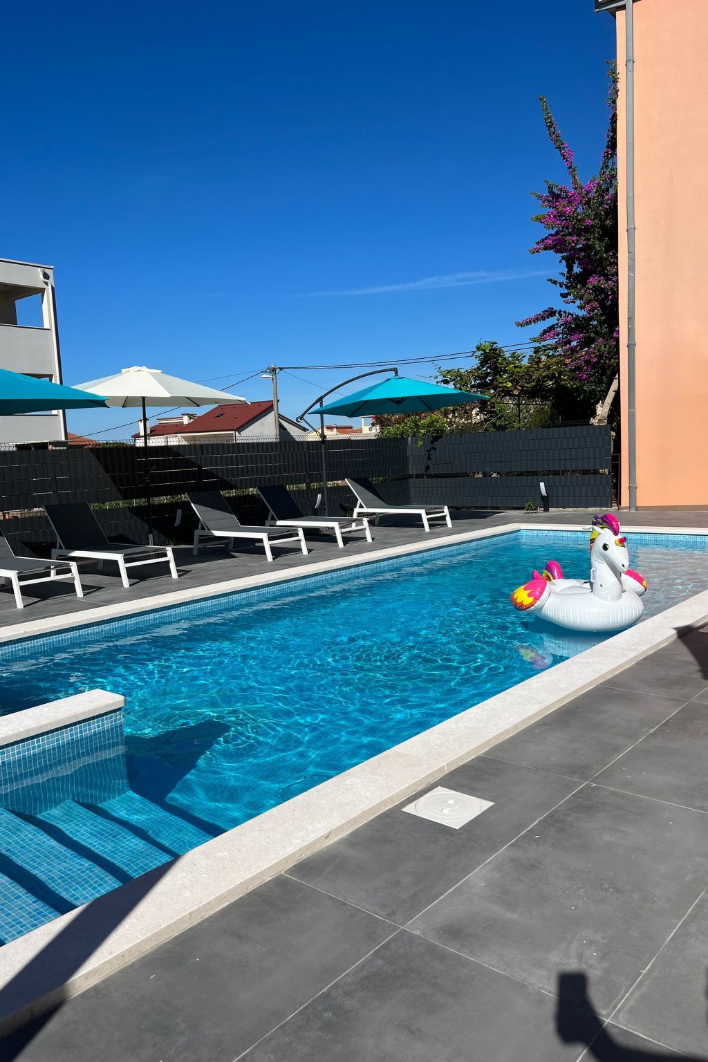 Moderne ap. 2 mit Pool und Grill in der Nähe von Split und Trogir-Binnen