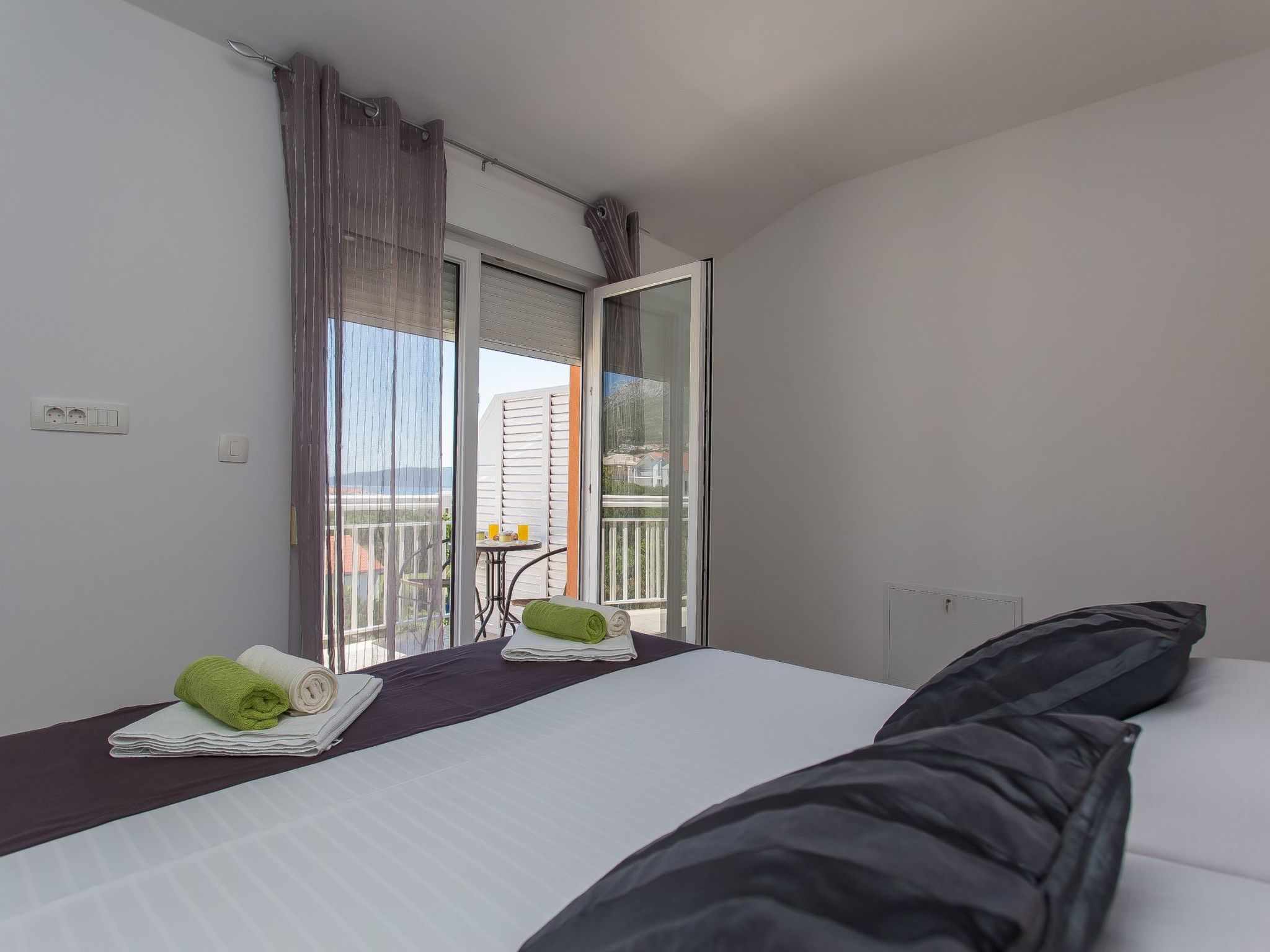 Moderne ap. 2 mit Pool und Grill in der Nähe von Split und Trogir-Binnen