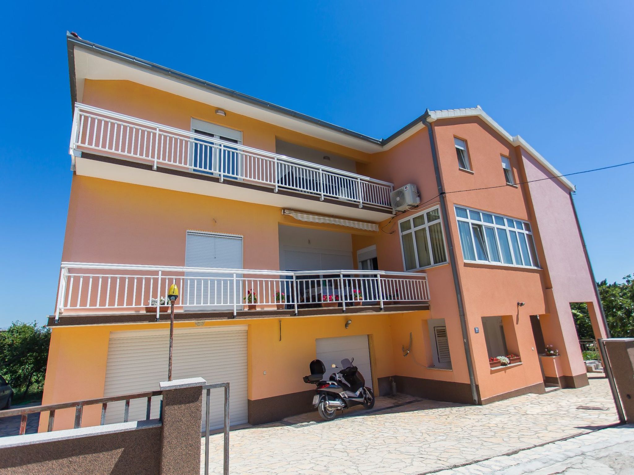 Moderne ap. 2 mit Pool und Grill in der Nähe von Split und Trogir-Binnen