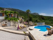 Vrijstaand huis in Kaštel Lukšić met privézwembad en weids bergzicht - thumbnail 1