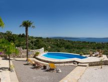 Vrijstaand huis in Kaštel Lukšić met privézwembad en weids bergzicht - thumbnail 2