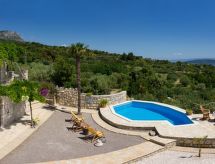Vrijstaand huis in Kaštel Lukšić met privézwembad en weids bergzicht - thumbnail 4