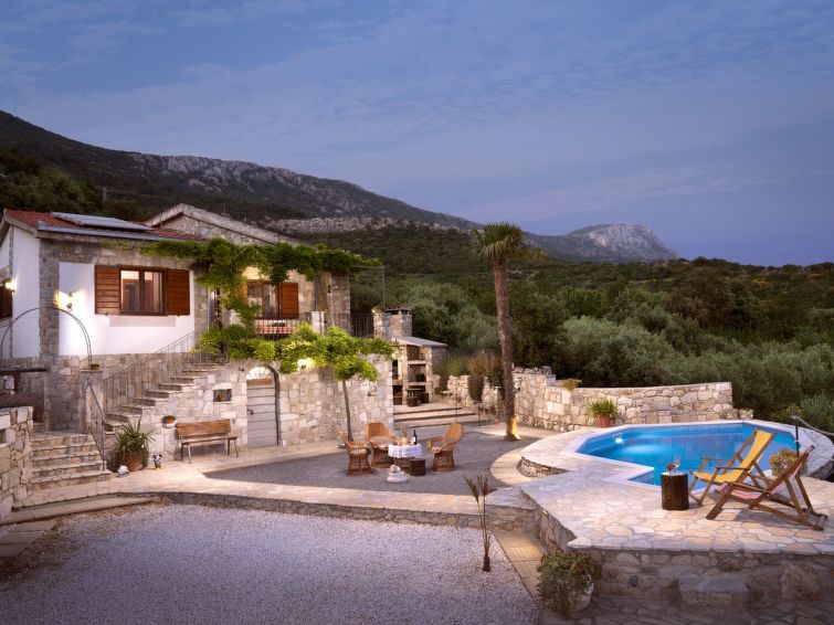 In Kaštel Lukšić Mit Großer Terrasse Und Bergblick - Brač