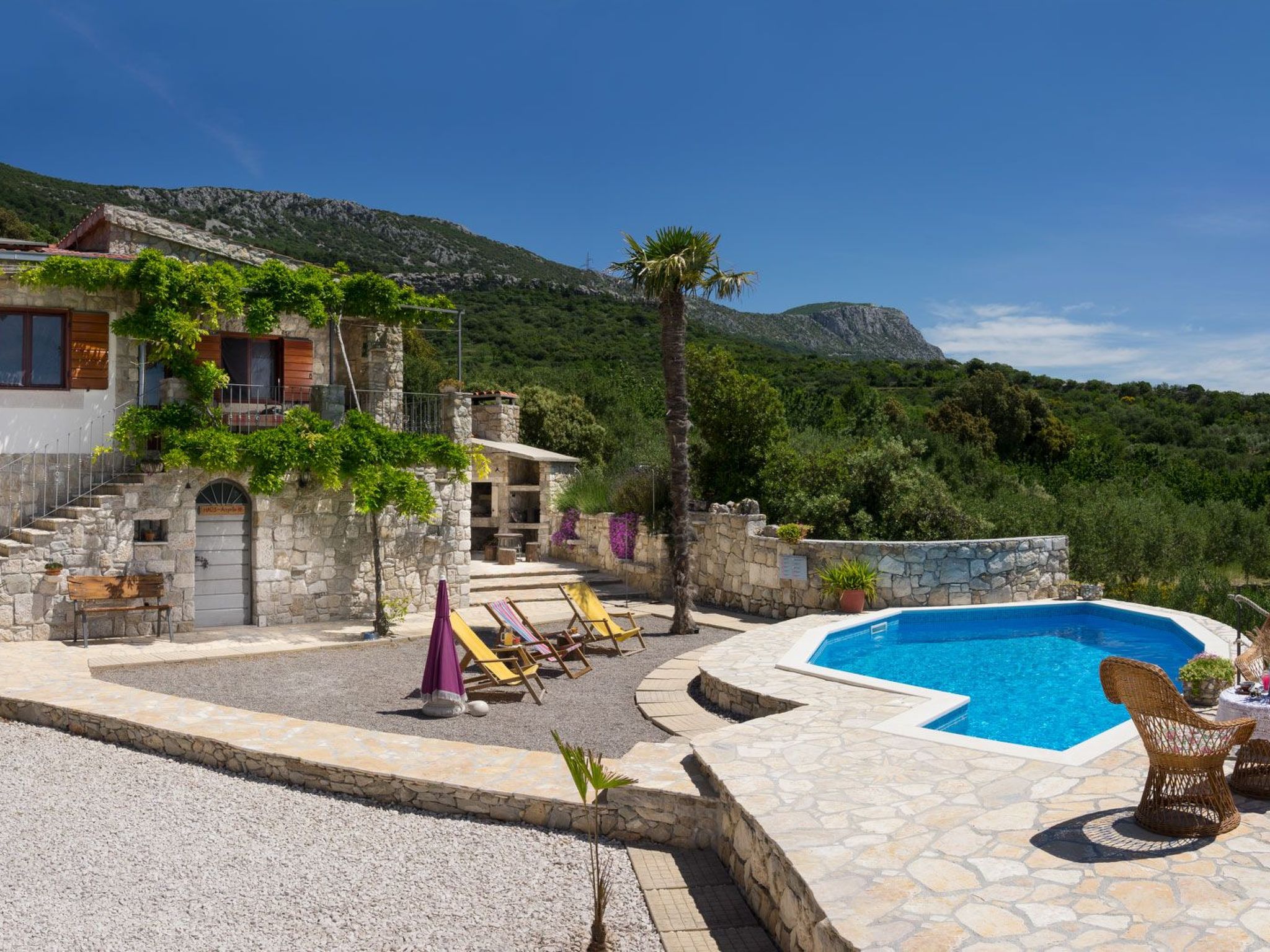 Ferienhaus mit umzäuntem Garten in Kastel Luksic (Kroatien) und 1 Hund erlaubt