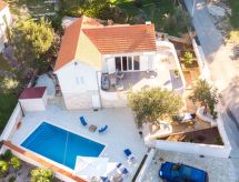 Haus in Splitska mit kostenlosem Parkplatz