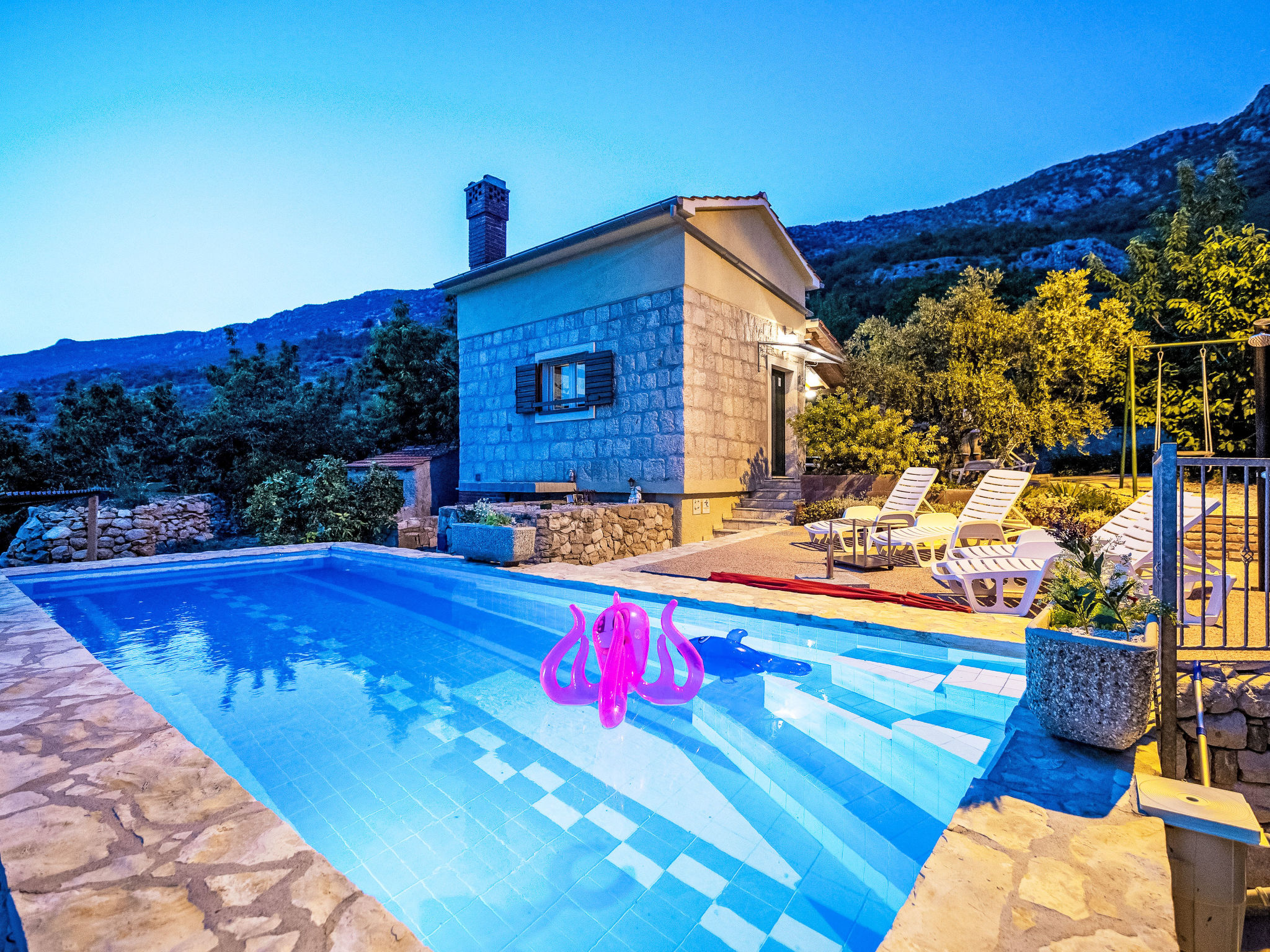 Hill Pool - Buiten
