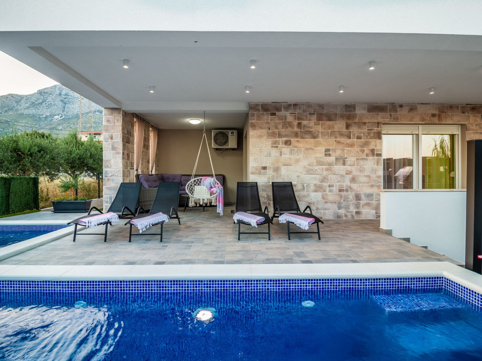 Villa Olea- Pool, Grill, Nähe Flughafen Split-Drinnen