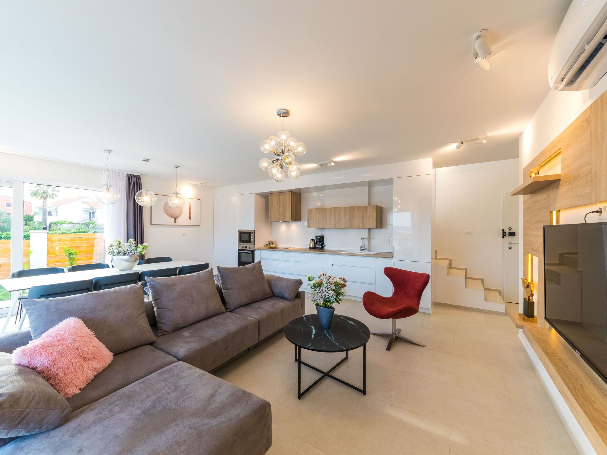 Modern eingerichtete Villa Ingrid mit beheiztem Pool-Drinnen