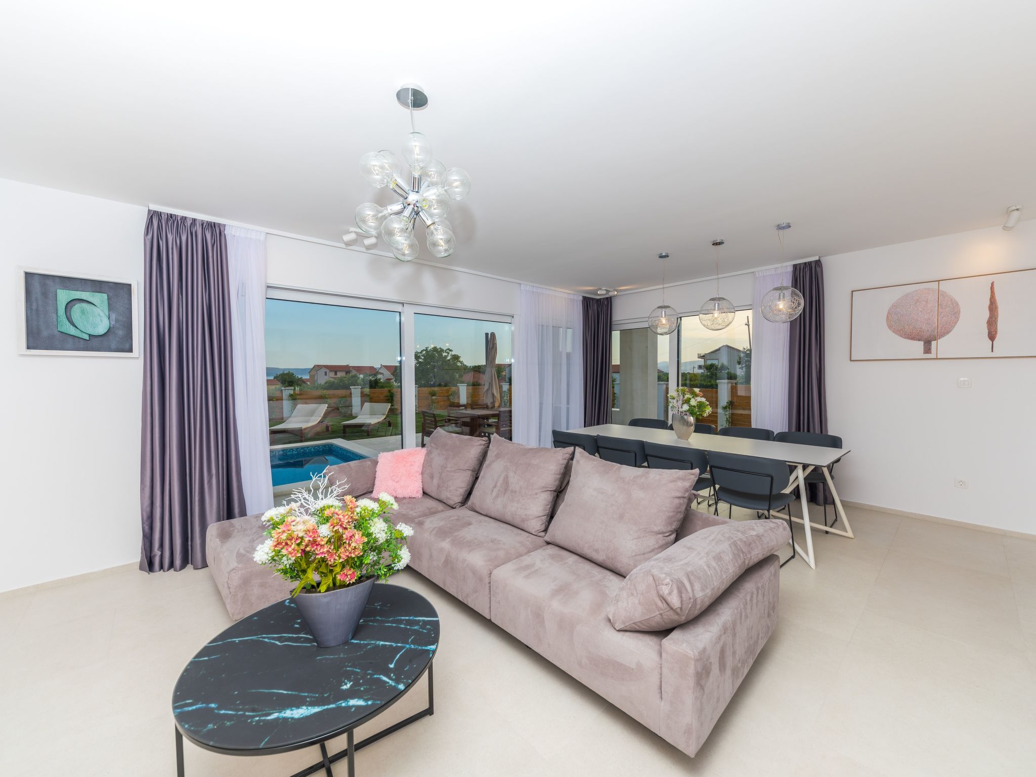 Modern eingerichtete Villa Ingrid mit beheiztem Pool-Drinnen