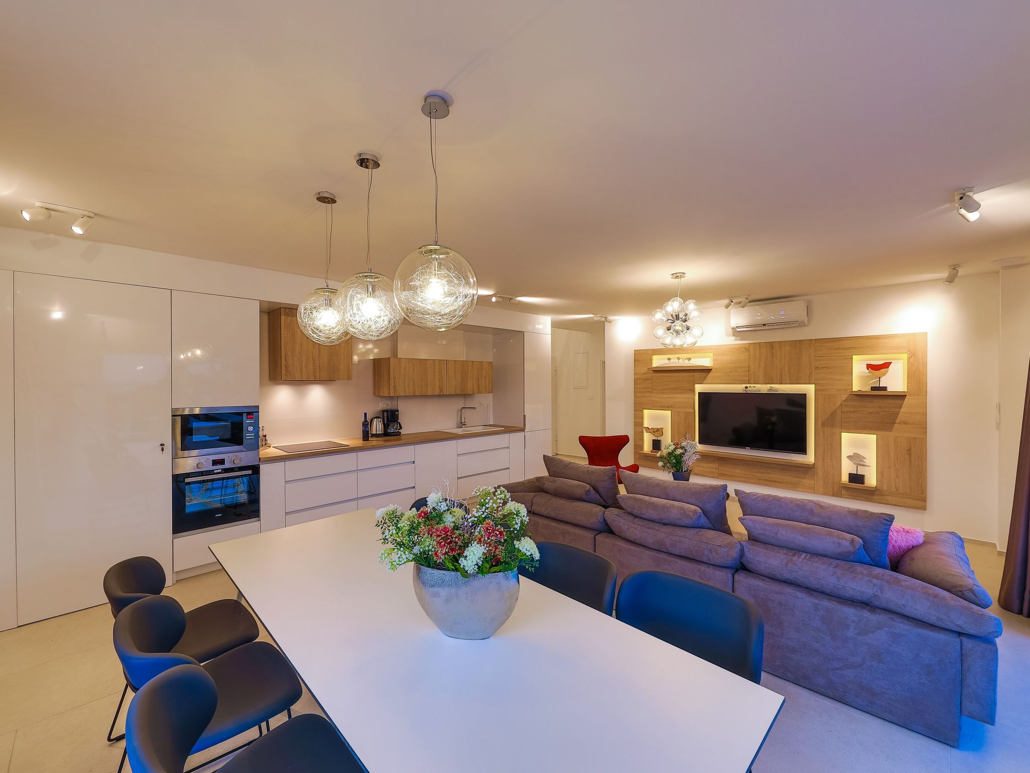 Modern eingerichtete Villa Ingrid mit beheiztem Pool-Drinnen