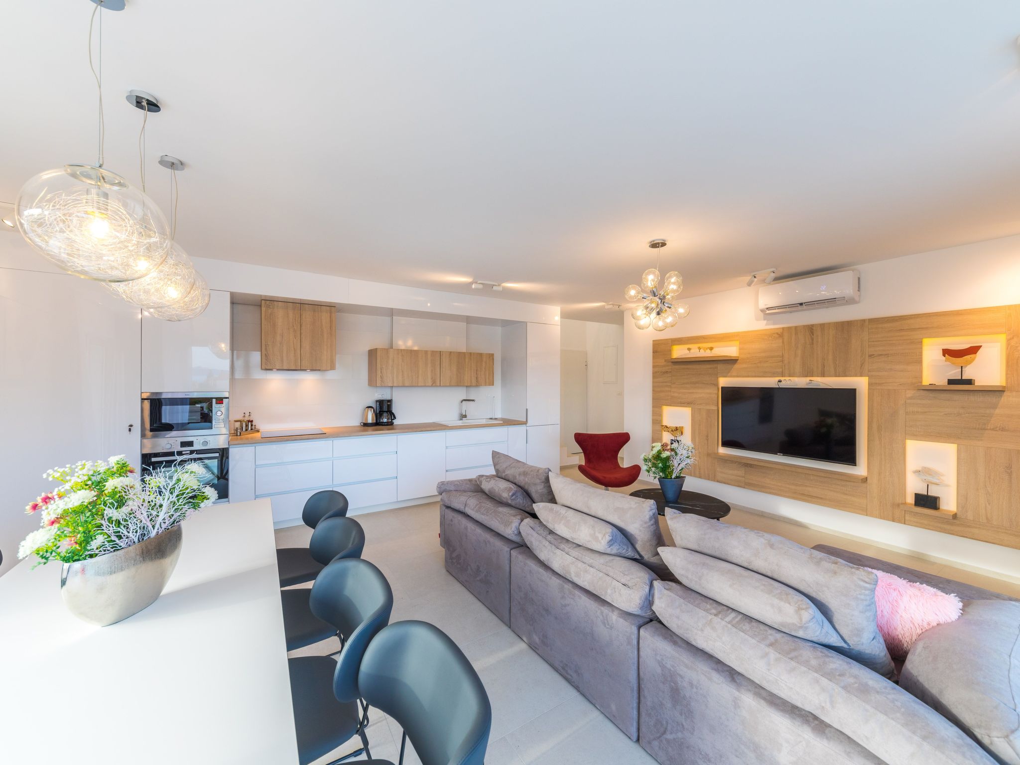 Modern eingerichtete Villa Ingrid mit beheiztem Pool-Drinnen