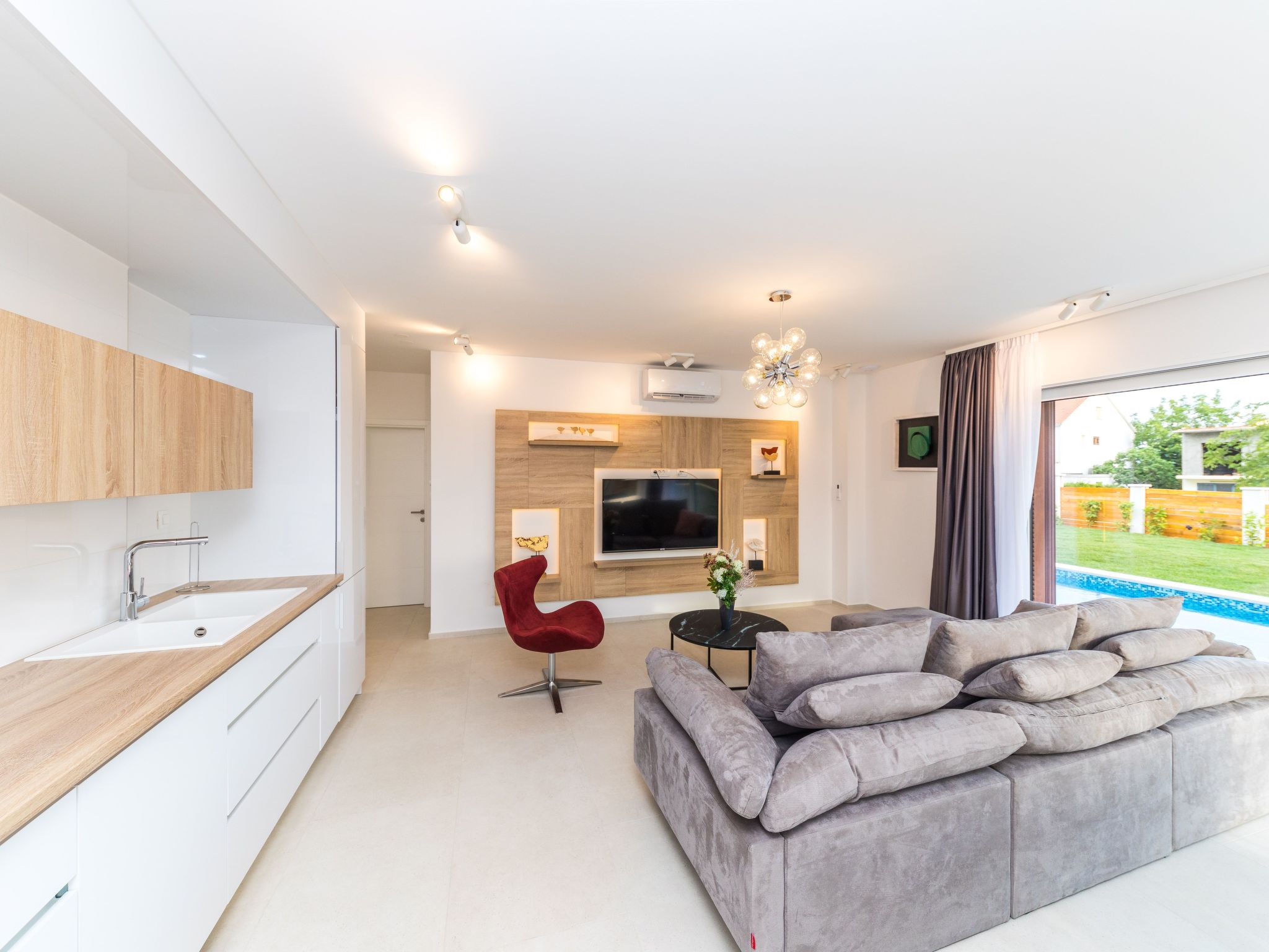 Modern eingerichtete Villa Ingrid mit beheiztem Pool-Drinnen