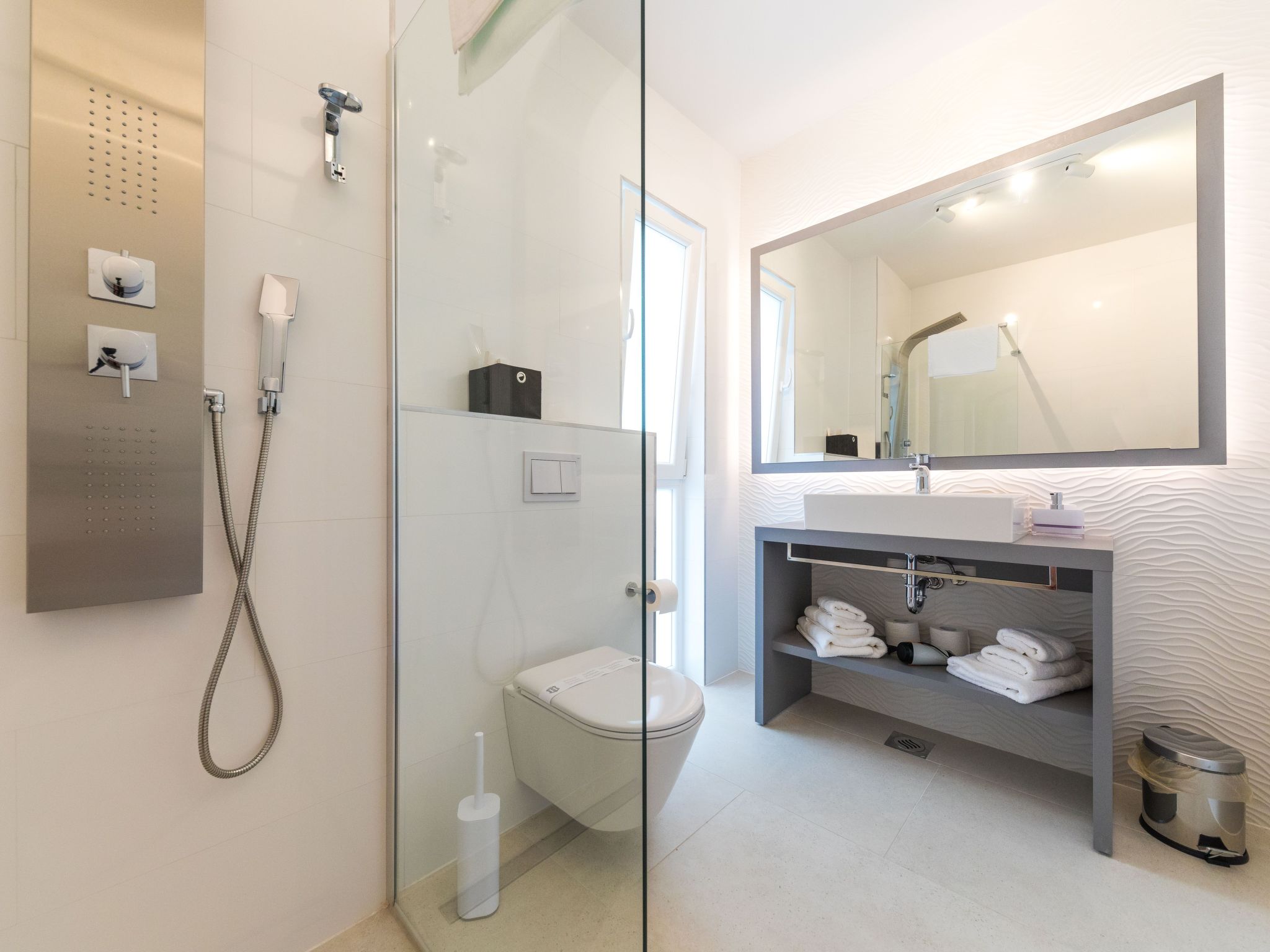 Modern eingerichtete Villa Ingrid mit beheiztem Pool-Drinnen