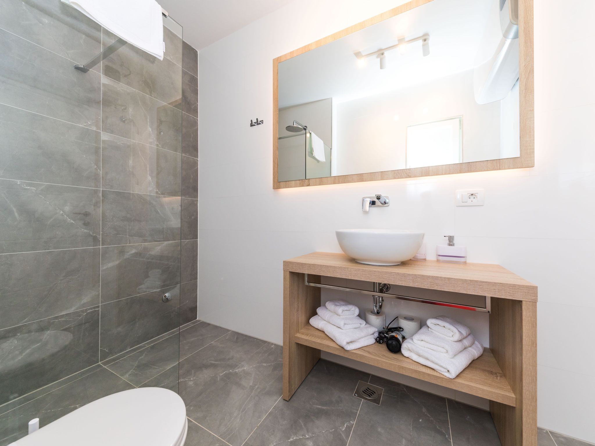 Modern eingerichtete Villa Ingrid mit beheiztem Pool-Drinnen