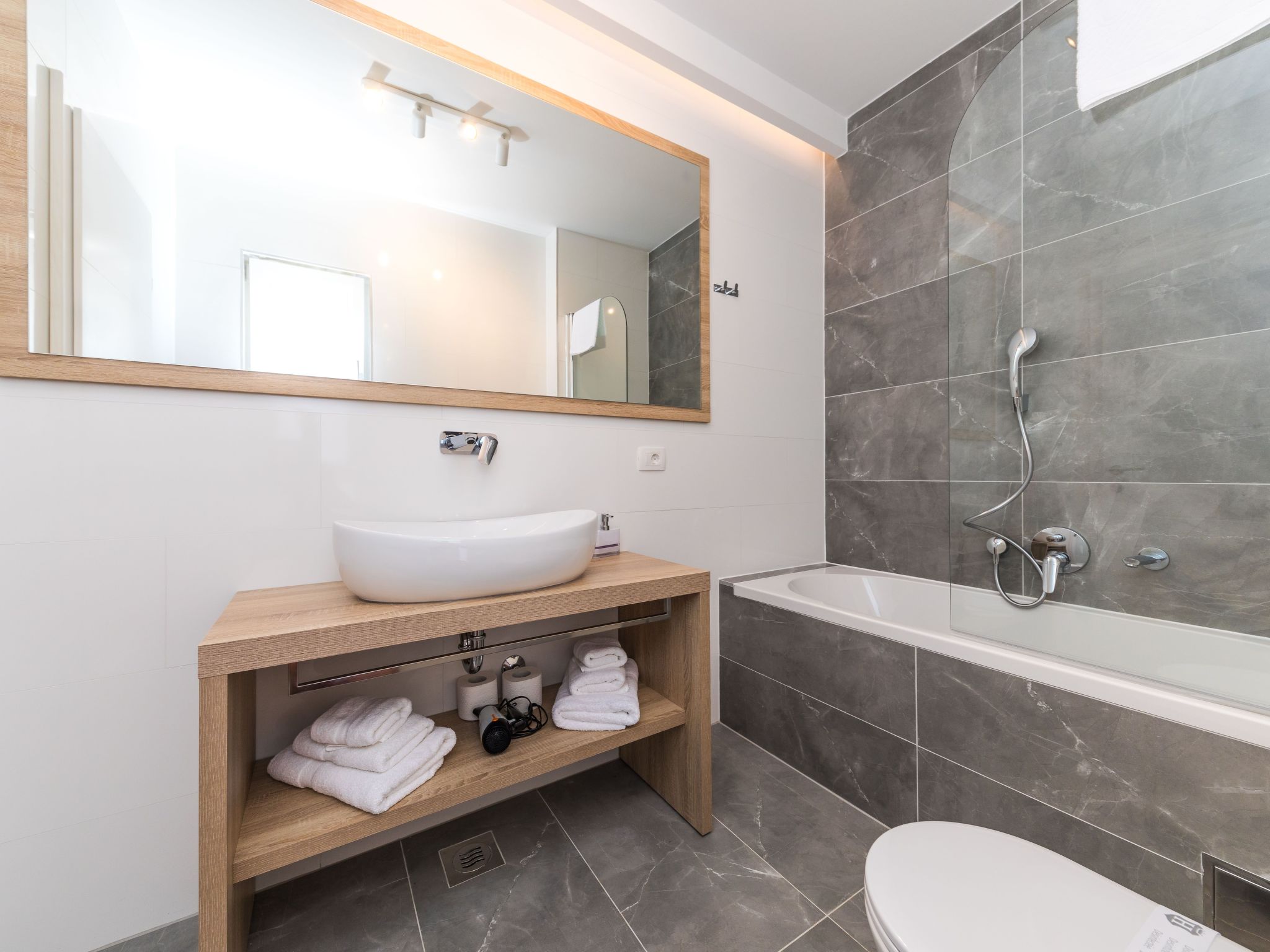 Modern eingerichtete Villa Ingrid mit beheiztem Pool