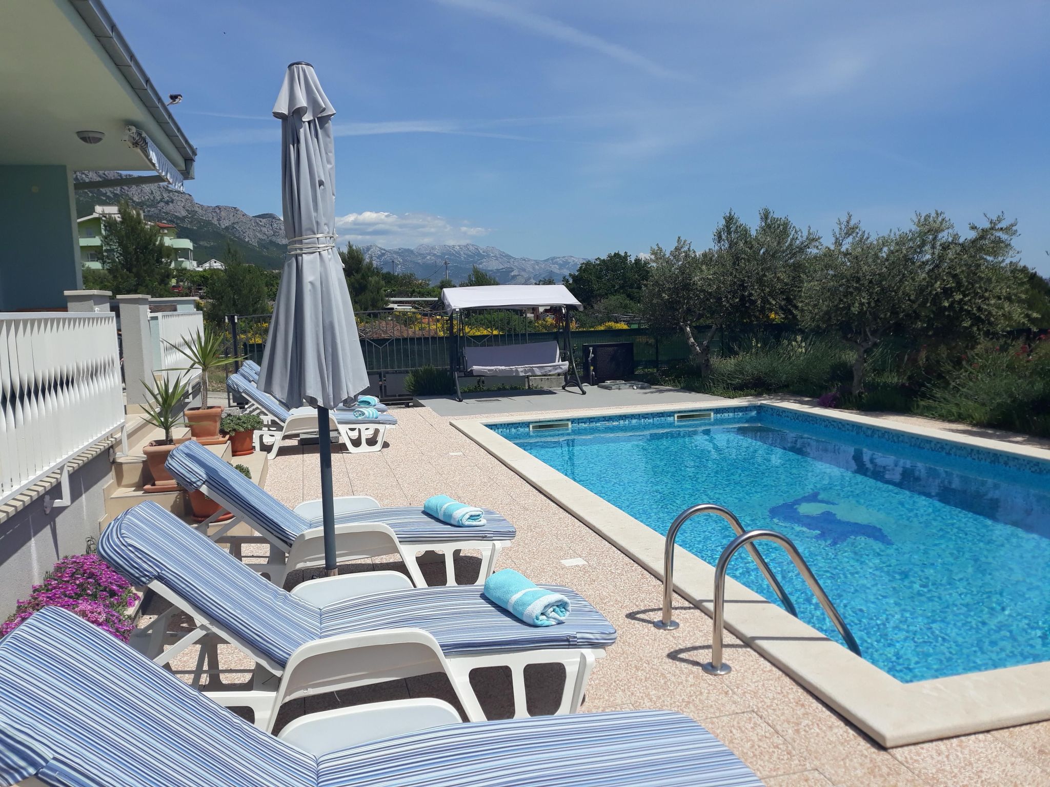 In Kastel Sucurac mit Parkplatz-Drinnen