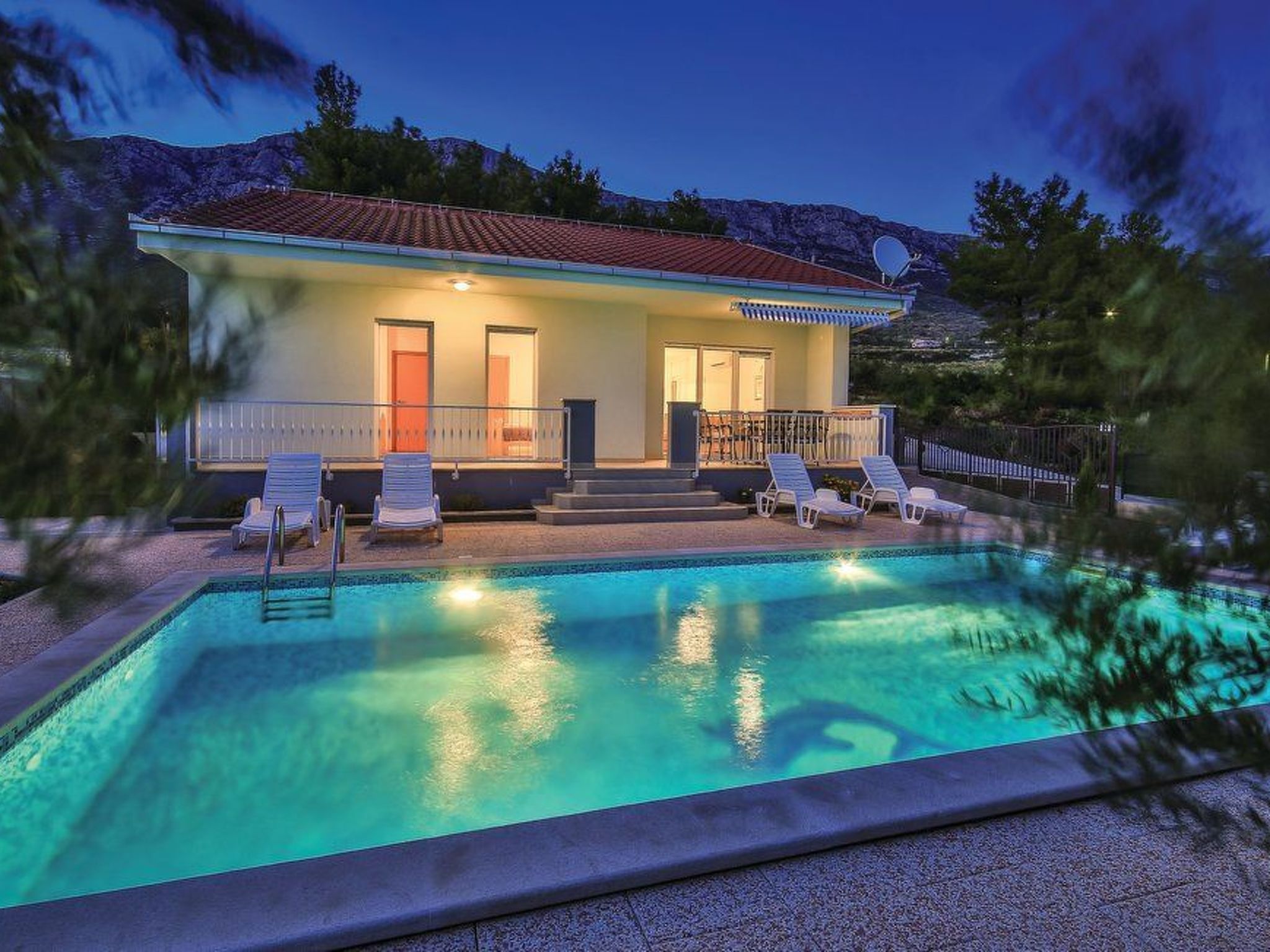 In Kastel Sucurac mit Parkplatz-Drinnen