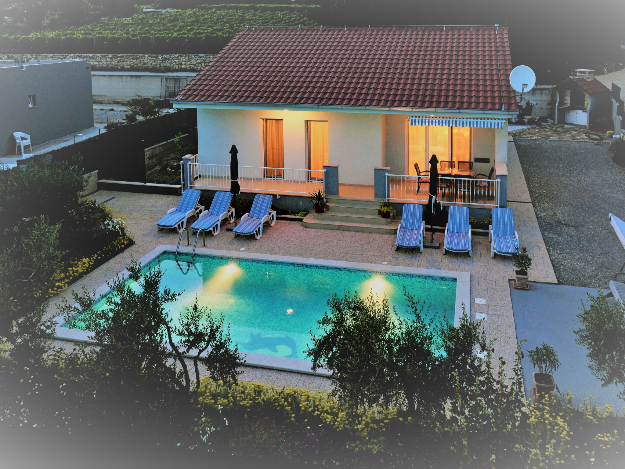 In Kastel Sucurac mit Parkplatz-Drinnen