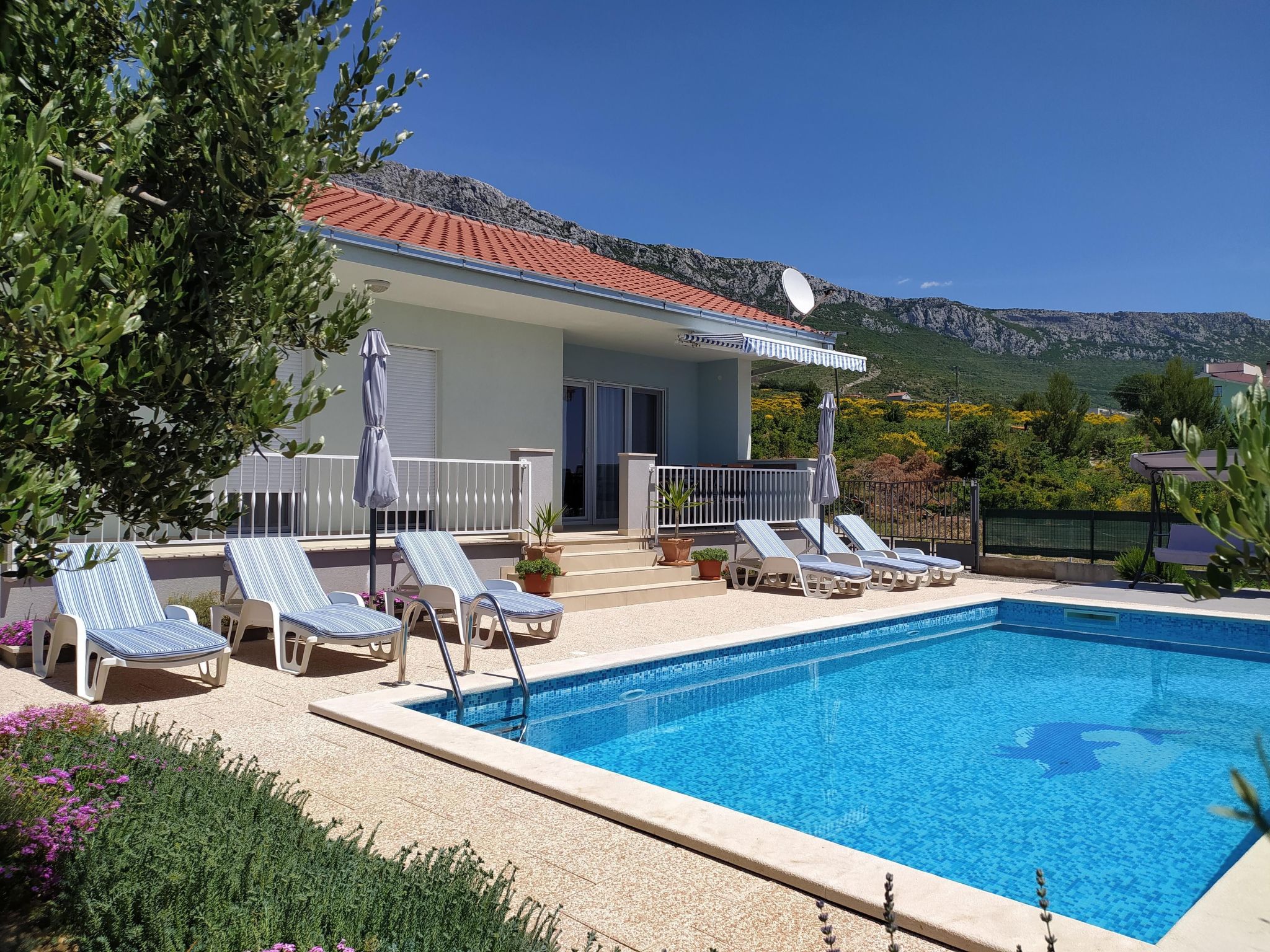 In Kastel Sucurac mit Parkplatz-Drinnen