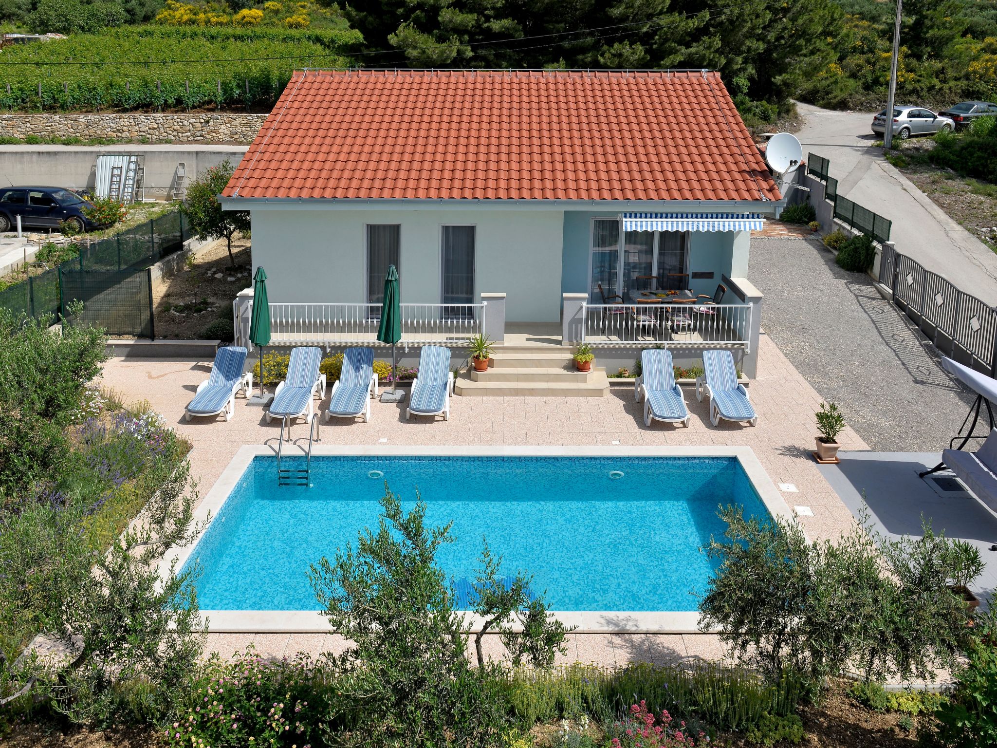 In Kastel Sucurac mit Parkplatz-Drinnen