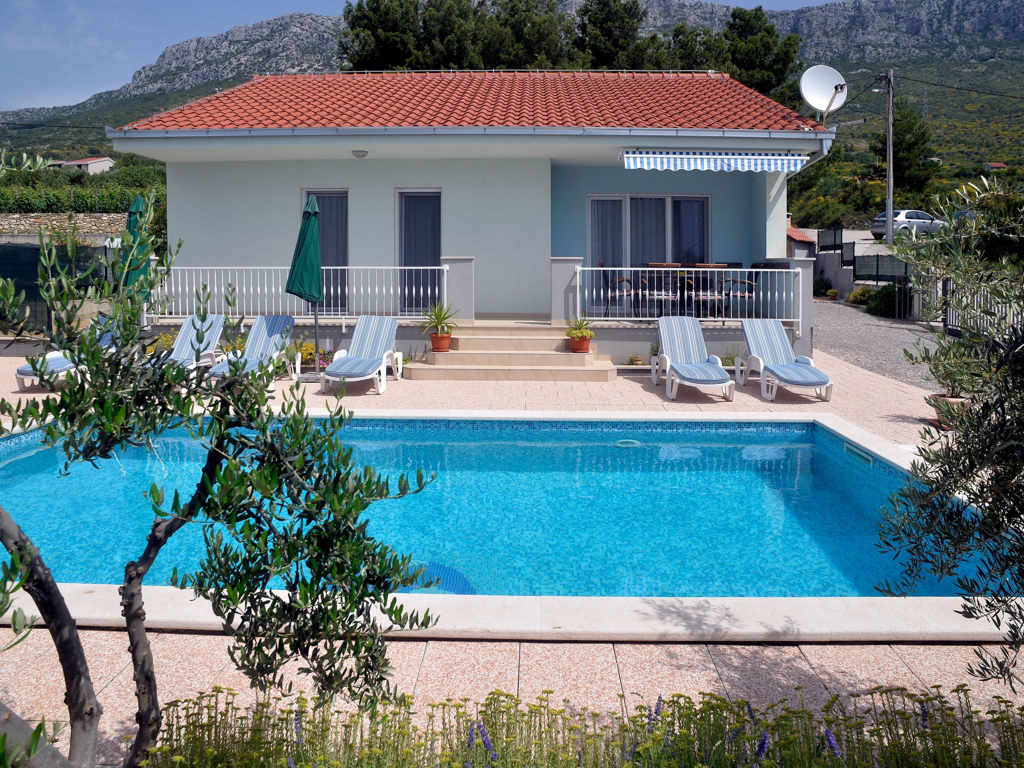 In Kastel Sucurac mit Parkplatz-Drinnen