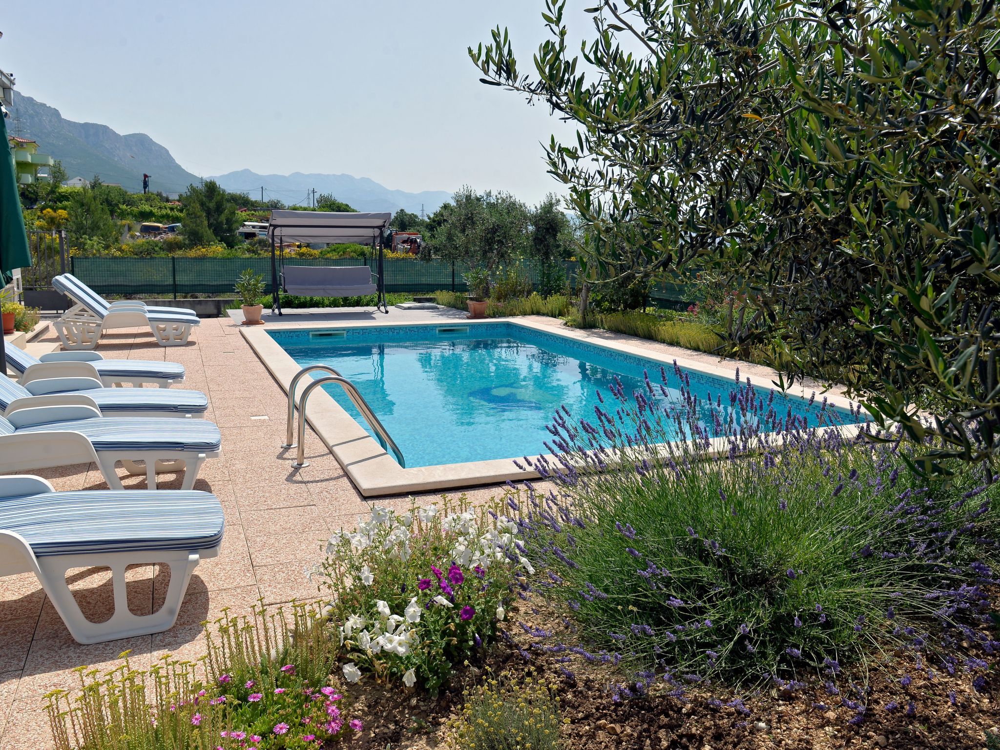 In Kastel Sucurac mit Parkplatz-Drinnen